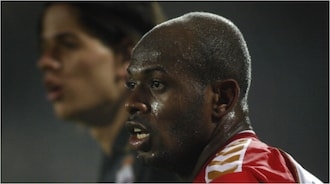 Luton Shelton dies at the age of 35.