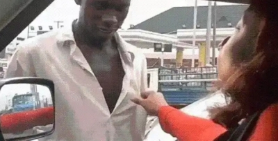 "Aboki I Want To Kiss You” – Lady Holds Aboki Man On His Shirt As She Begs For Kiss On The Highway